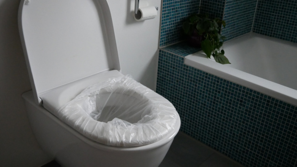 Möglichkeit der Benutzung bei Stromausfall: Toilettenschüssel mit Toilettenbeutel auskleiden