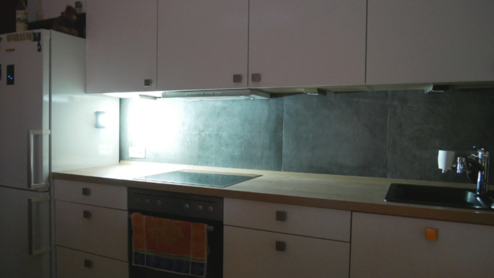 Beispiel für ein Notlicht bei Stromausfall auf der Arbeitsplatte in der Küche