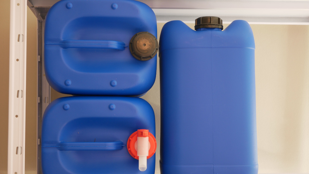 Blaue 60 Liter-Trinkwasserkanister mit Hahn