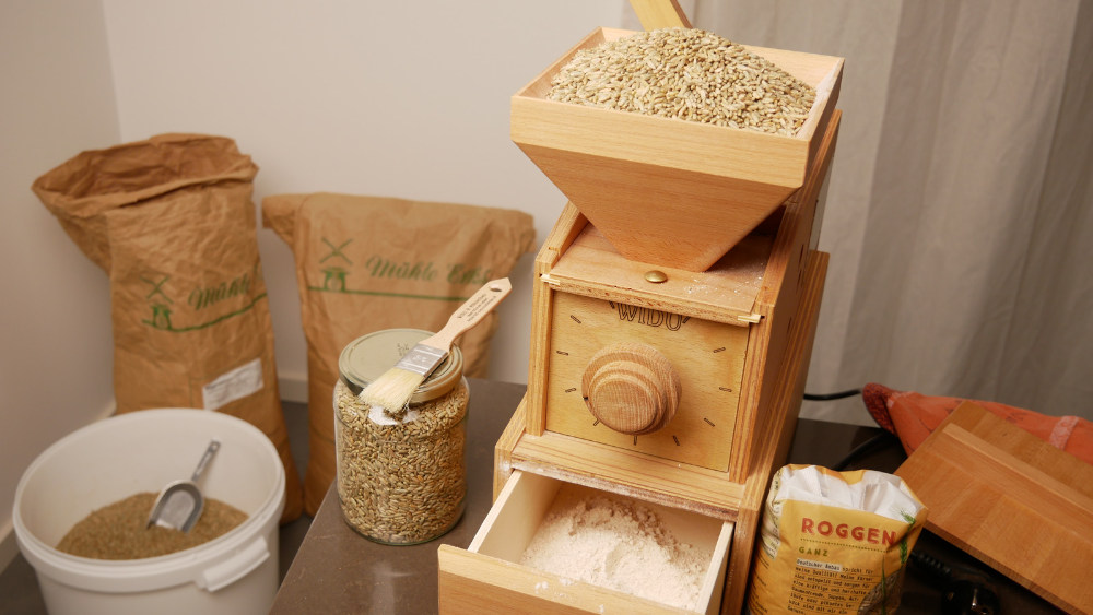 Unsere WIDU-Getreidemühle mit Steinmahlwerk und integrierter Schublade für das Feinmehl