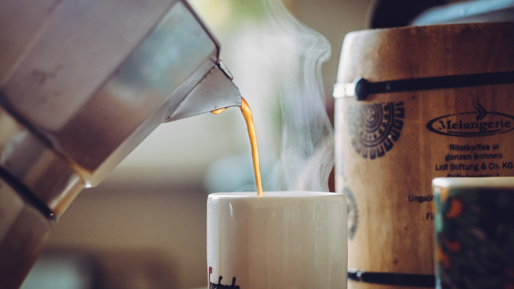Frisch aufgebrühten Kaffee (auch bei Stromausfall) aufgießen