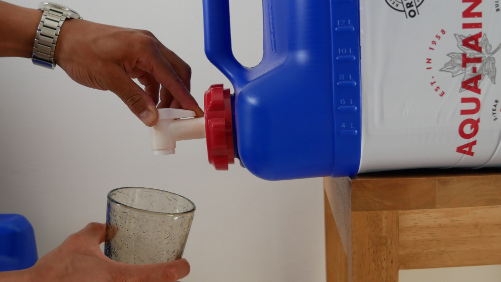 Entnahme von haltbar gemachtem Leitungswasser aus einem Trinkwasserkanister
